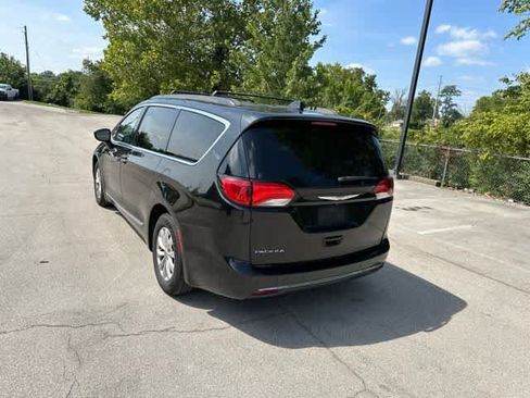 Used 2017 Chrysler Pacifica Touring-L FWD image 17