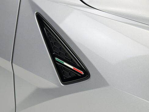 Used 2025 Lamborghini Urus SE AWD/4WD image 23