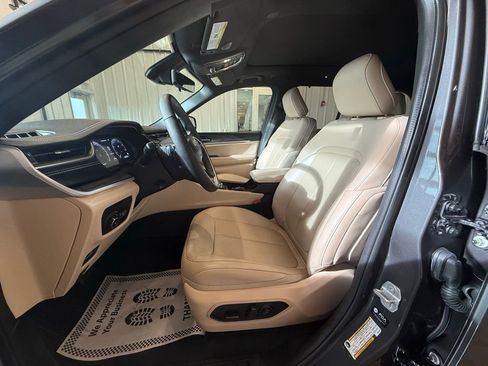 Used 2024 Jeep Grand Cherokee Limited w/ Luxury Tech Group II image 24