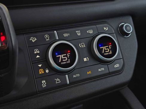 Certified 2024 Land Rover Defender 90 V8 image 28