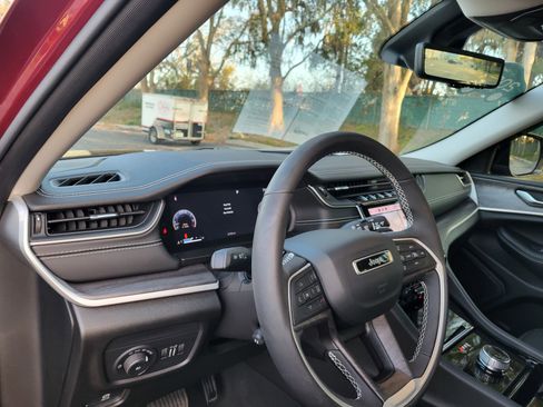 Used 2023 Jeep Grand Cherokee Limited w/ Luxury Tech Group II image 24