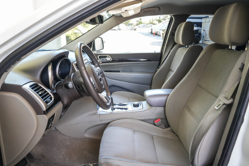 Used 2012 Jeep Grand Cherokee Laredo w/ Laredo E Group AWD/4WD image 17