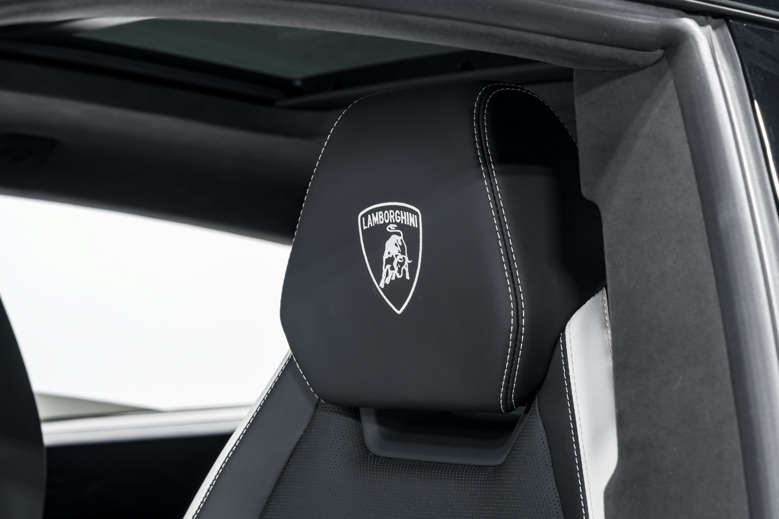 Used 2025 Lamborghini Urus SE AWD/4WD image 21