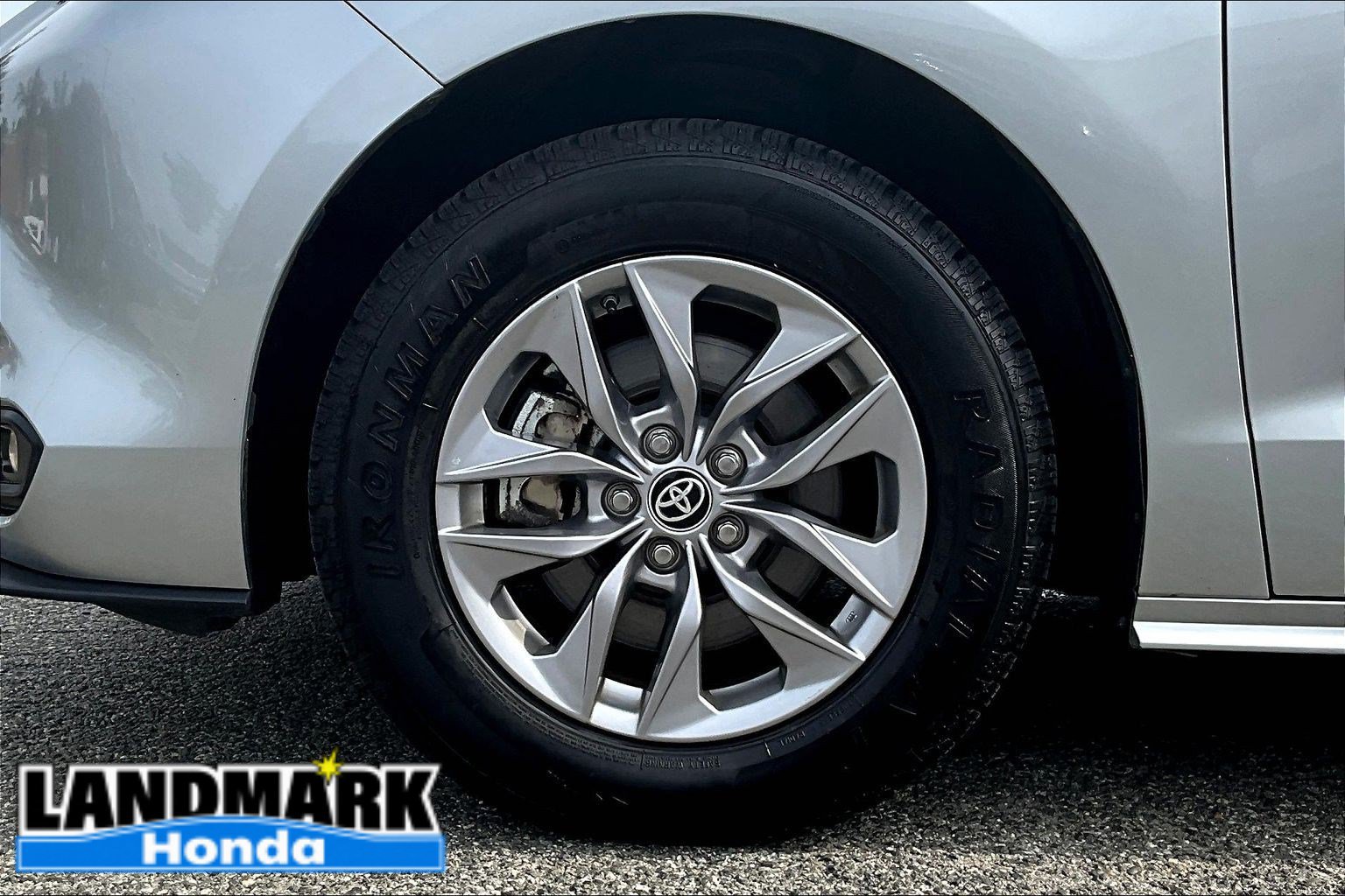 Used 2025 Toyota Sienna XLE FWD image 8