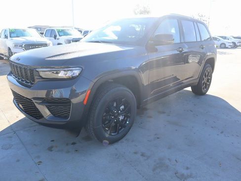 New 2025 Jeep Grand Cherokee Laredo image 10