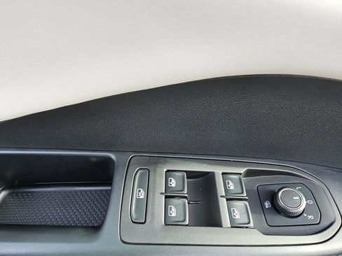 Used 2025 Volkswagen Taos SE image 25