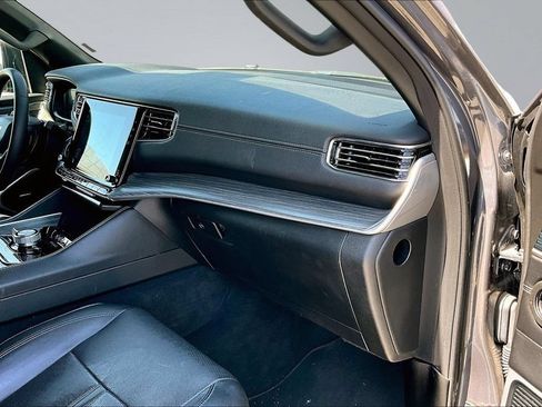 Certified 2024 Jeep Wagoneer L Series II w/ Flexible Seating Group AWD/4WD image 17