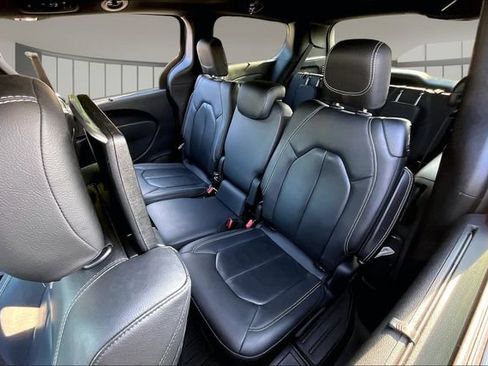 Used 2021 Chrysler Pacifica Touring-L w/ Uconnect Theater Family Group FWD image 21