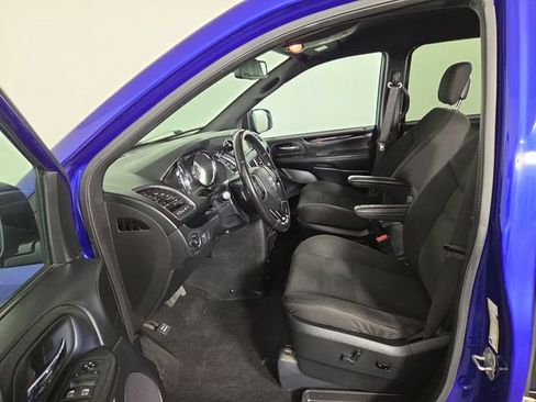 Used 2020 Dodge Grand Caravan SE FWD image 12