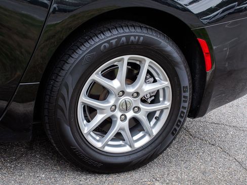 Used 2023 Chrysler Voyager LX image 6