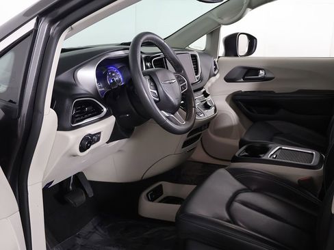 Used 2023 Chrysler Pacifica Touring-L FWD image 21