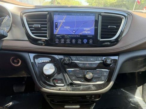 Used 2017 Chrysler Pacifica Limited w/ UConnect Theater Package FWD image 24