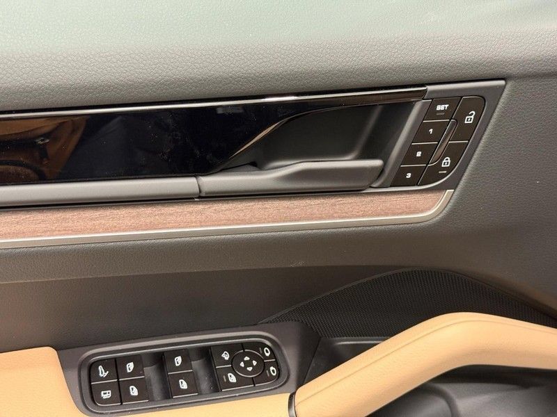 Used 2026 Porsche Cayenne E-Hybrid AWD/4WD image 18