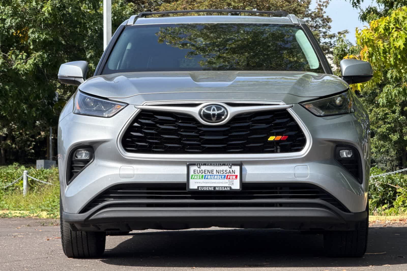 Used 2022 Toyota Highlander XLE AWD/4WD image 10