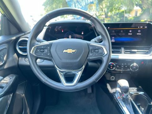 Used 2025 Chevrolet Trax LT w/ LT Convenience Package FWD image 11