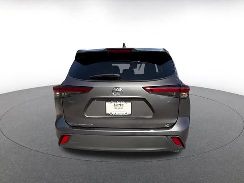 Used 2025 Toyota Highlander LE FWD image 12