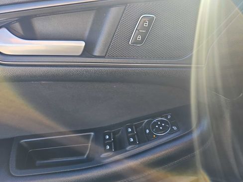 Used 2018 Ford Edge SE image 21