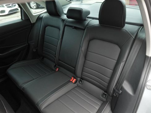Used 2024 Volkswagen Jetta SE w/ Panoramic Sunroof Package FWD image 10