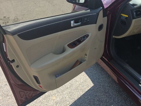 Used 2013 Hyundai Genesis 3.8 w/ Technology Pkg RWD image 8