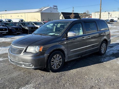 Used 2014 Chrysler Town & Country Touring-L image 4