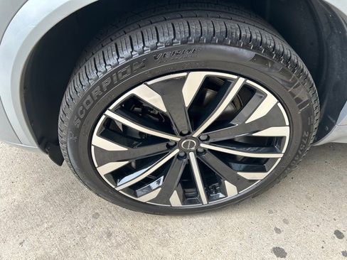 Certified 2025 Volvo XC90 B5 Plus image 4