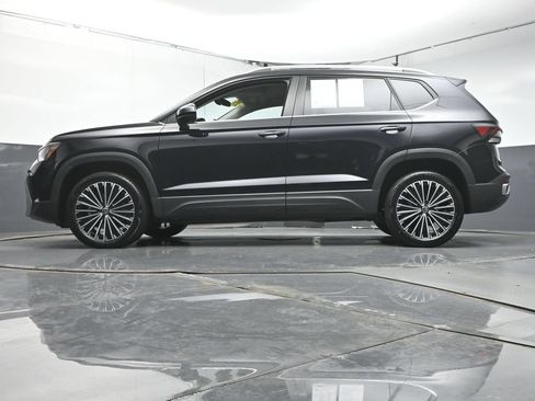 Used 2025 Volkswagen Taos SE FWD image 34