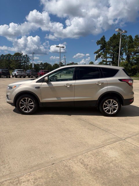 Used 2017 Ford Escape SE w/ SE Cold Weather Package AWD/4WD image 2