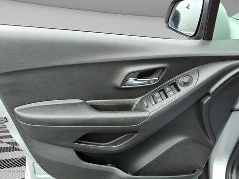 Used 2022 Chevrolet Trax LS w/ Tint and Cruise Package image 16