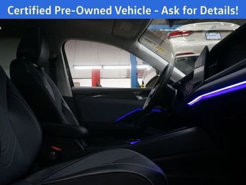 Certified 2025 Volkswagen Tiguan SE w/ Panoramic Sunroof Package image 52