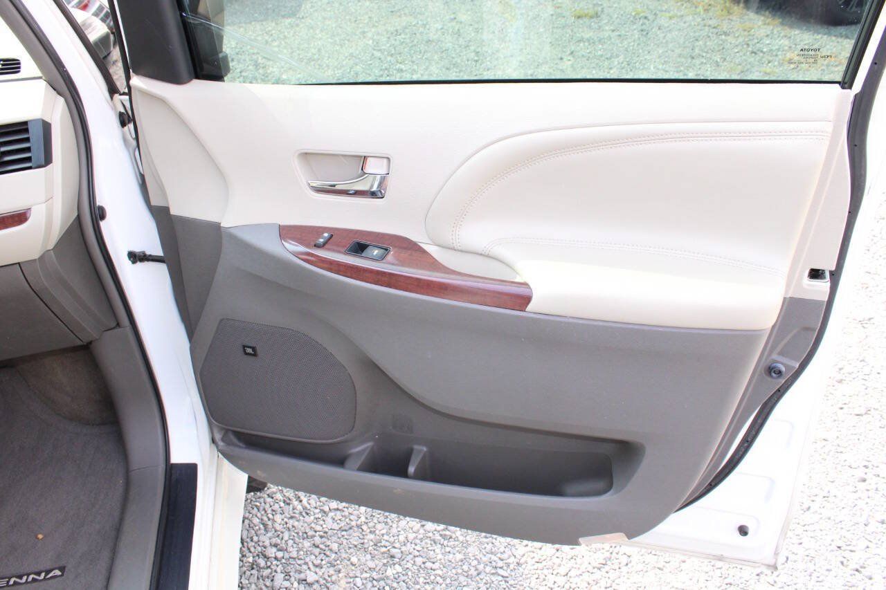 Used 2013 Toyota Sienna Limited w/ Premium Pkg FWD image 28