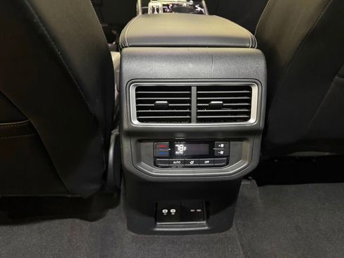 Used 2024 Volkswagen Atlas SE AWD/4WD image 33