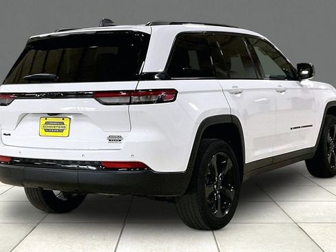 Used 2023 Jeep Grand Cherokee Laredo AWD/4WD image 12