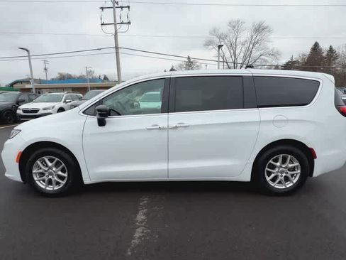 Used 2024 Chrysler Pacifica Touring-L FWD image 5
