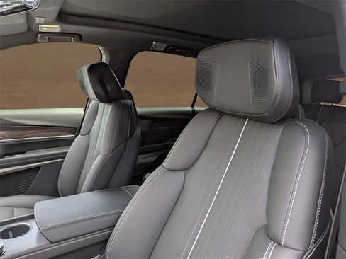 New 2026 Cadillac Vistiq Sport image 9