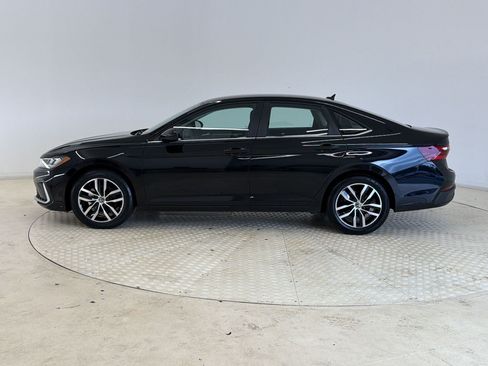 Used 2025 Volkswagen Jetta SE FWD image 2