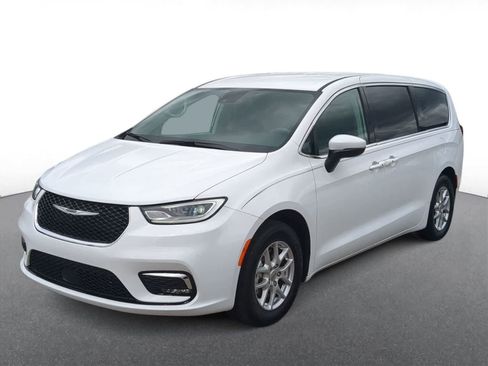 Used 2023 Chrysler Pacifica Touring-L FWD image 4