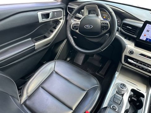 Used 2022 Ford Explorer XLT w/ Equipment Group 202A AWD/4WD image 25