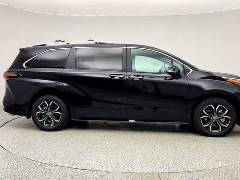 Used 2026 Toyota Sienna Platinum AWD/4WD image 4