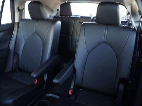 Used 2025 Toyota Highlander Limited image 21