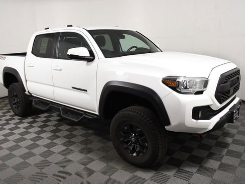 Used 2019 Toyota Tacoma TRD Off-Road AWD/4WD image 8