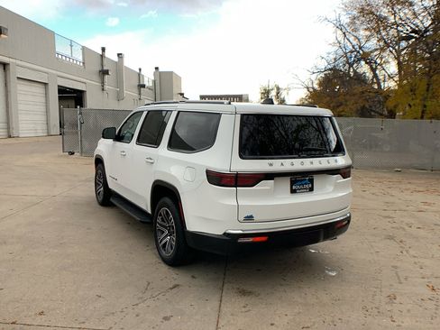 Used 2025 Jeep Wagoneer 4WD image 3