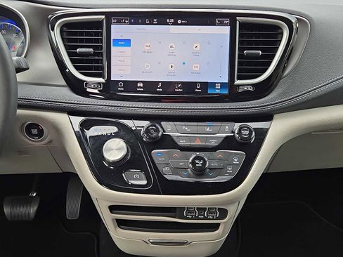 Used 2023 Chrysler Pacifica Touring-L image 34