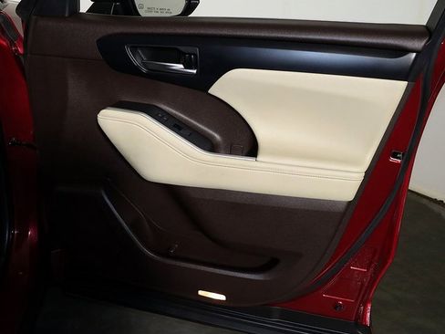 Used 2020 Toyota Highlander XLE image 34