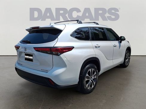 Used 2023 Toyota Highlander XLE AWD/4WD image 6
