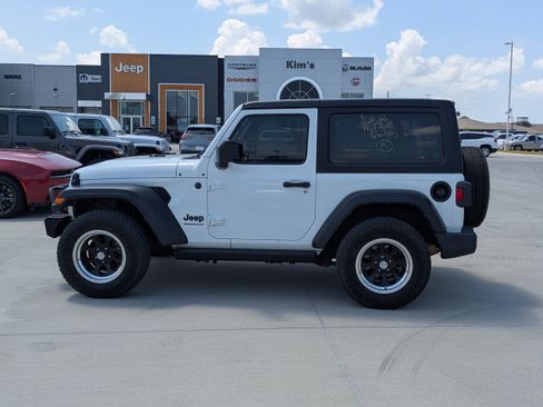 Used 2022 Jeep Wrangler Sport AWD/4WD image 2