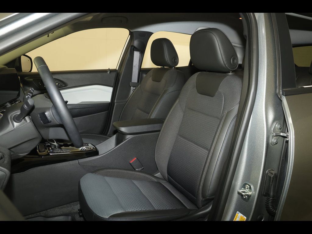 Used 2025 Chevrolet Trax LT w/ Driver Confidence Package FWD image 22