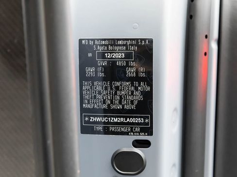 Used 2024 Lamborghini Revuelto image 21