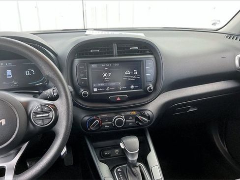Used 2023 Kia Soul LX w/ LX Technology Package image 6