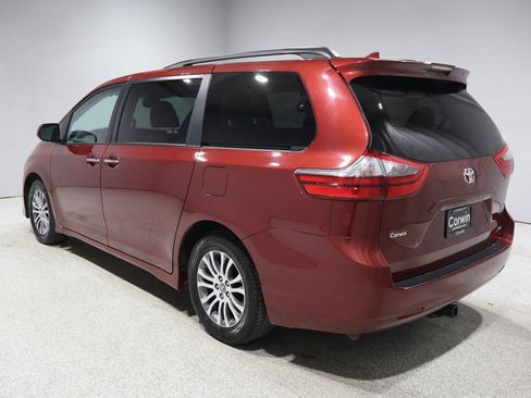 Used 2020 Toyota Sienna XLE image 4