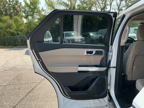 Used 2023 Ford Explorer XLT AWD/4WD image 13